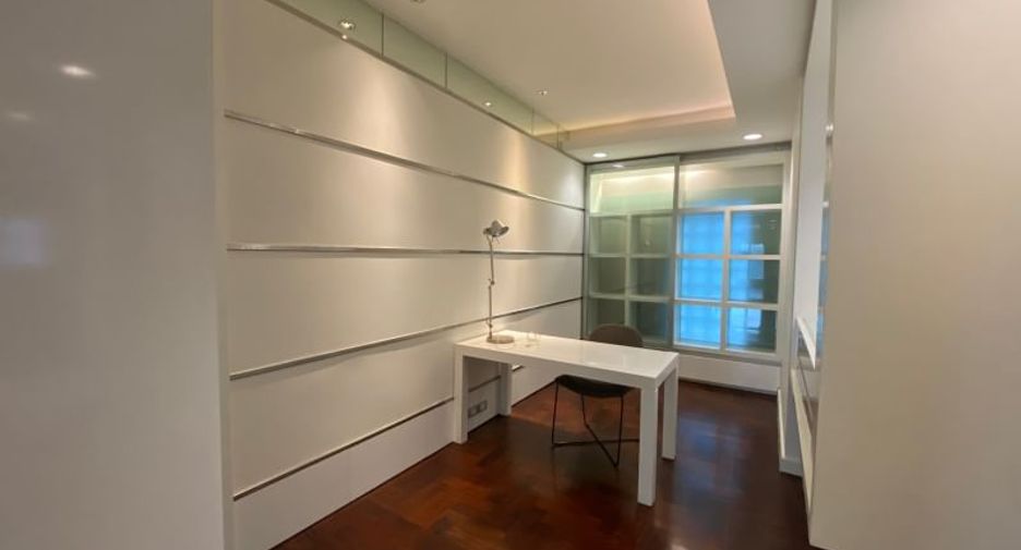 For rent 3 bedrooms condo in Pathum Wan, Bangkok