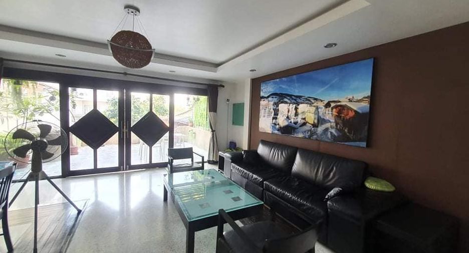 Casa adosada en alquiler y en venta de 4 habitaciones en Yan Nawa, Bangkok