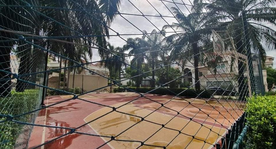 Casa adosada en alquiler y en venta de 4 habitaciones en Yan Nawa, Bangkok