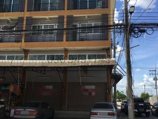 À vendre 4 chambres local commercial à Krathum Baen, Samut Sakhon