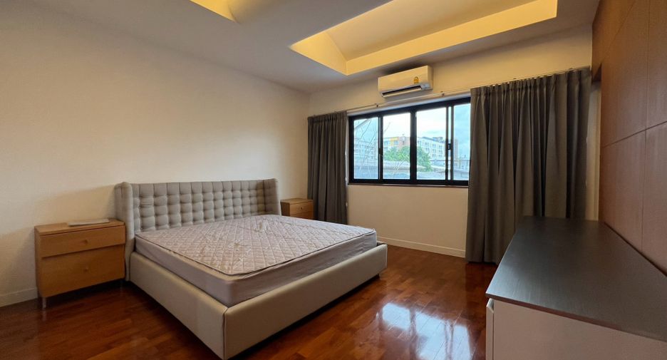For rent 5 bedrooms house in Watthana, Bangkok