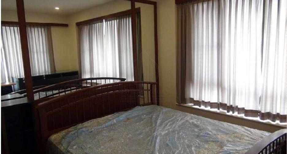 For rent 3 bedrooms condo in Sathon, Bangkok