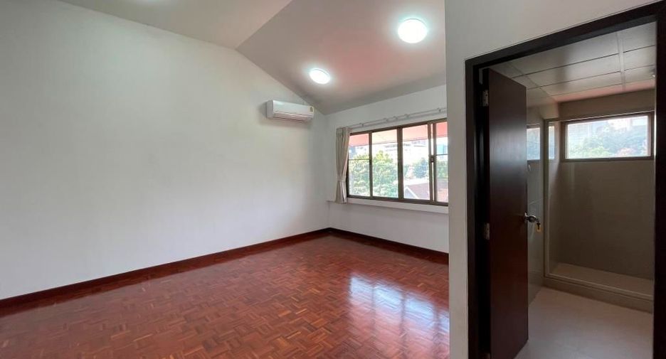 For rent 3 bed townhouse in Ratchathewi, Bangkok