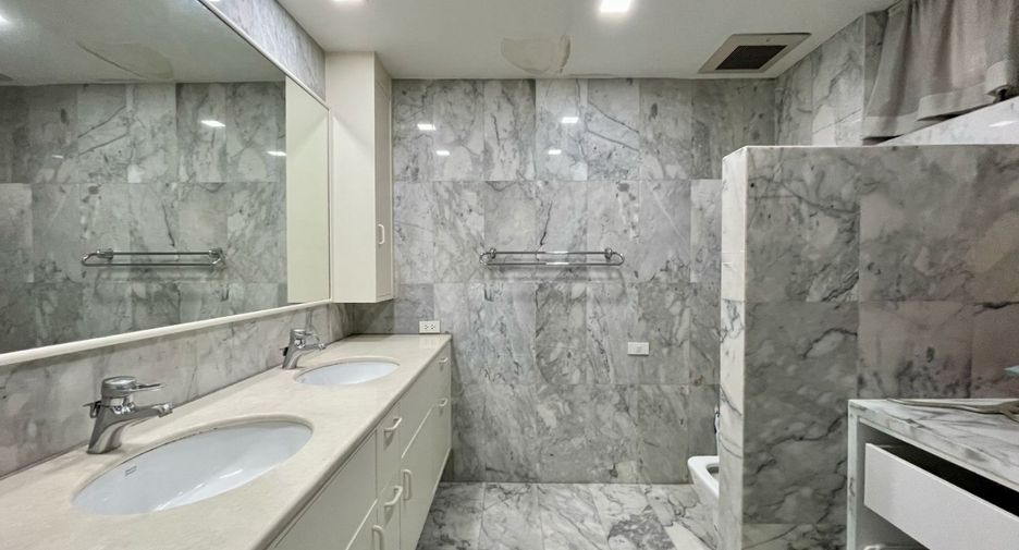 For rent 3 bedrooms condo in Khlong Toei, Bangkok