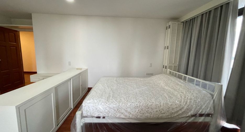 For rent 3 bedrooms condo in Khlong Toei, Bangkok