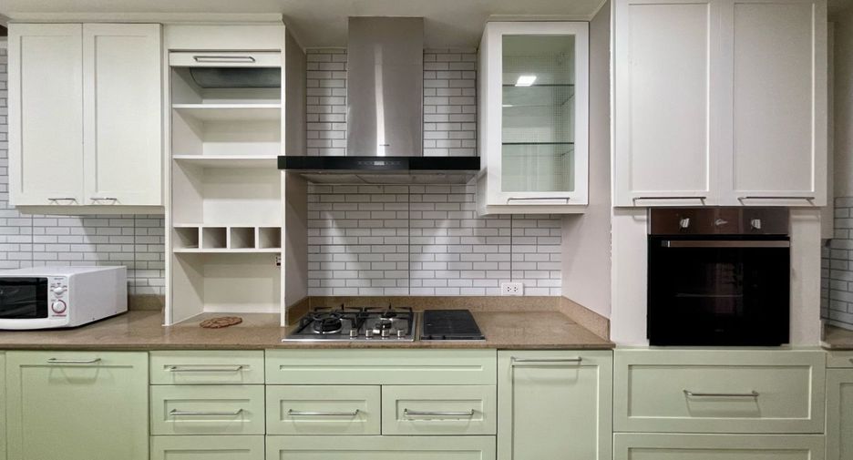 For rent 3 bedrooms condo in Khlong Toei, Bangkok