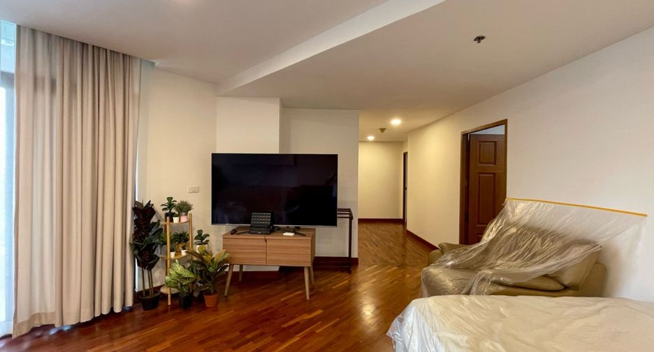 For rent 3 bedrooms condo in Khlong Toei, Bangkok