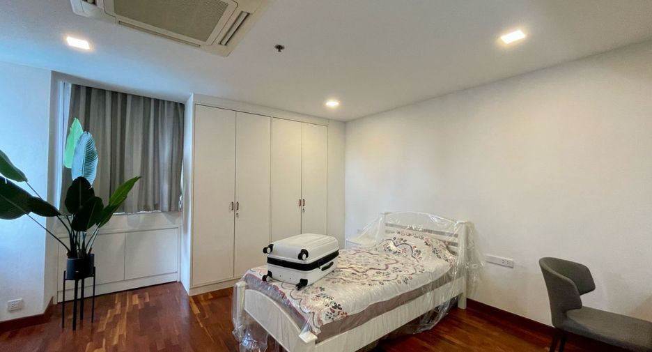 For rent 3 bedrooms condo in Khlong Toei, Bangkok