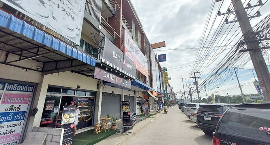 For sale 3 bed retail Space in Sam Khok, Pathum Thani