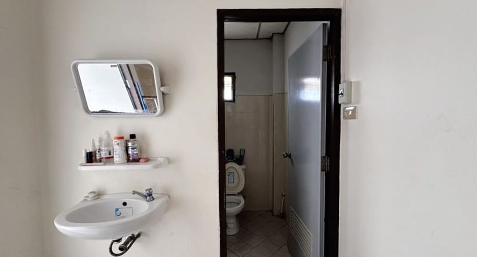 Reihenhaus zum Kauf mit 2 Zimmer in Si Racha, Chonburi