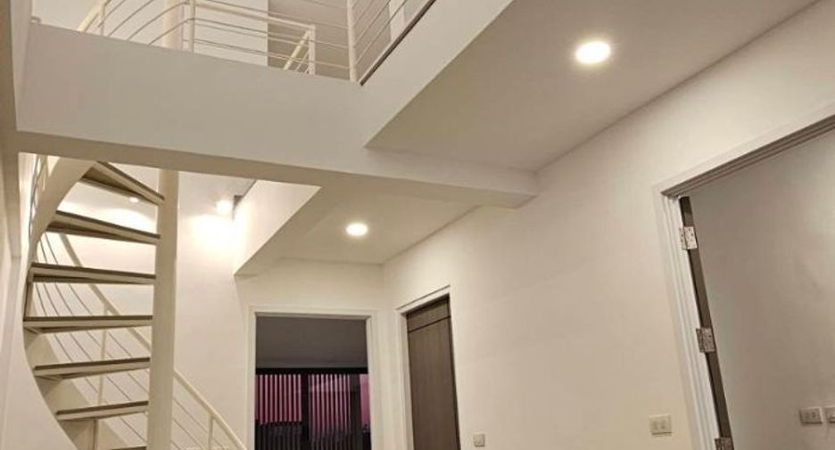 For sale 4 bedrooms house in Lat Phrao, Bangkok