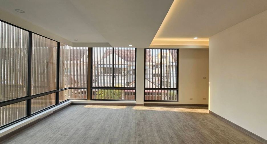 For sale 4 bedrooms house in Lat Phrao, Bangkok