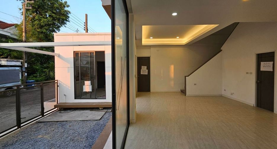 For sale 4 bedrooms house in Lat Phrao, Bangkok