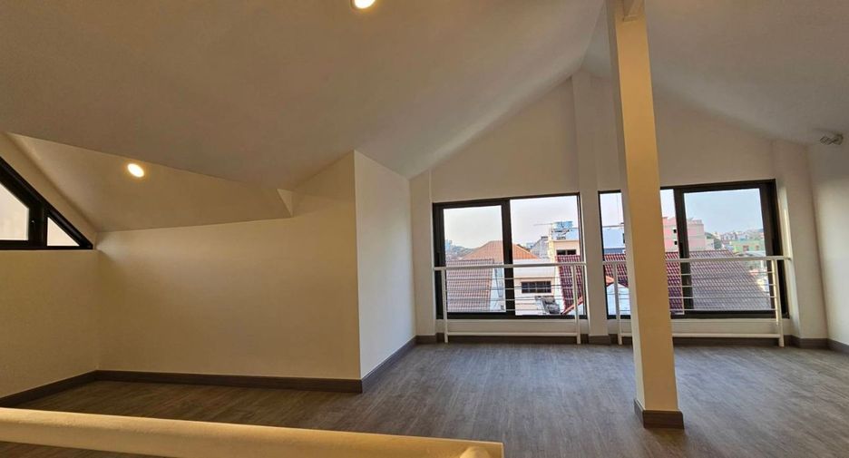 For sale 4 bedrooms house in Lat Phrao, Bangkok
