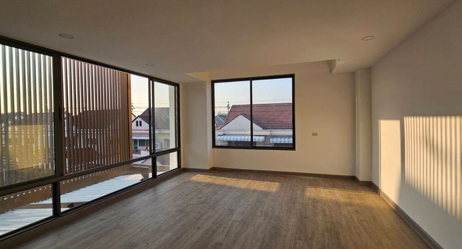 For sale 4 bedrooms house in Lat Phrao, Bangkok