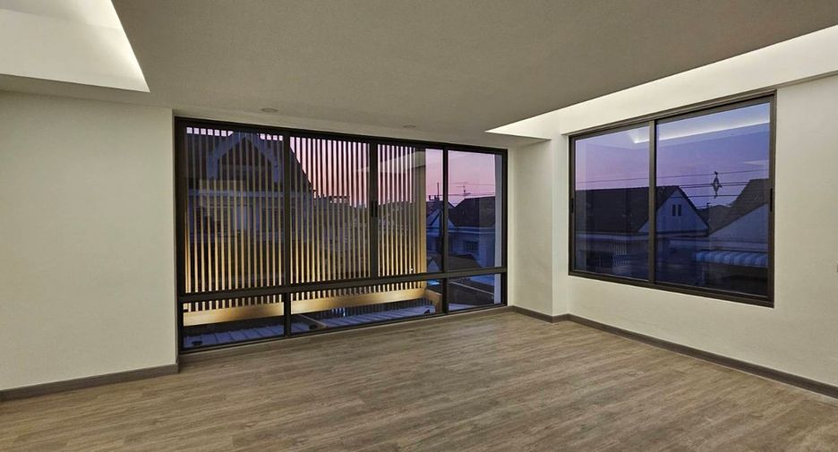 For sale 4 bedrooms house in Lat Phrao, Bangkok