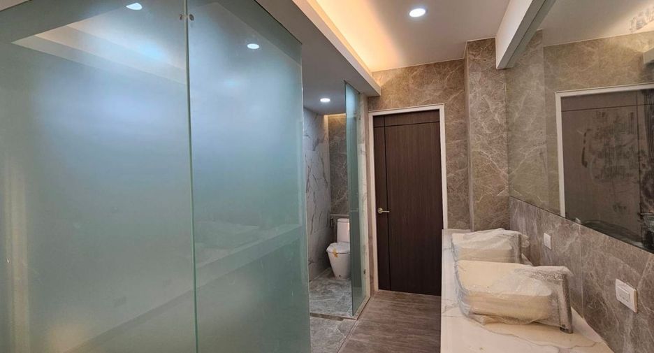 For sale 4 bedrooms house in Lat Phrao, Bangkok
