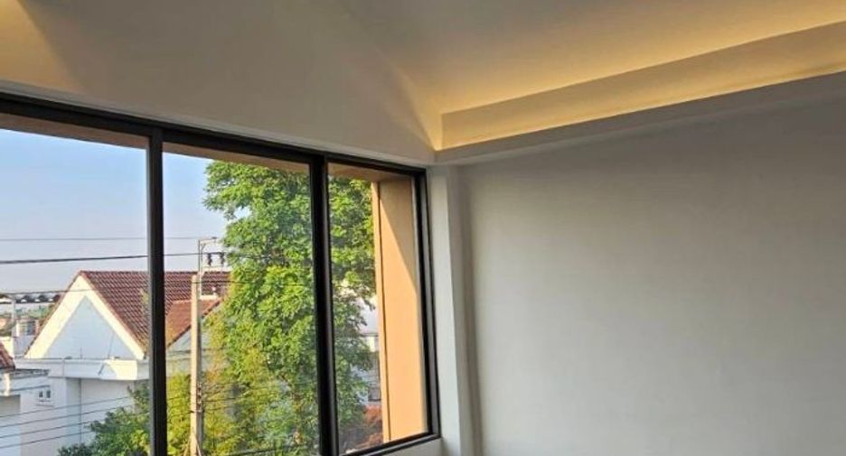 For sale 4 bedrooms house in Lat Phrao, Bangkok