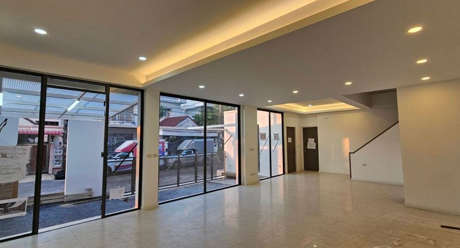 For sale 4 bedrooms house in Lat Phrao, Bangkok