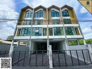 For sale 3 bed office in Phra Khanong, Bangkok