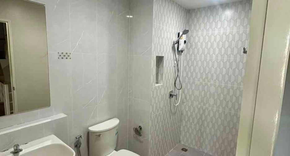 For rent 3 bedrooms townhouse in Prawet, Bangkok