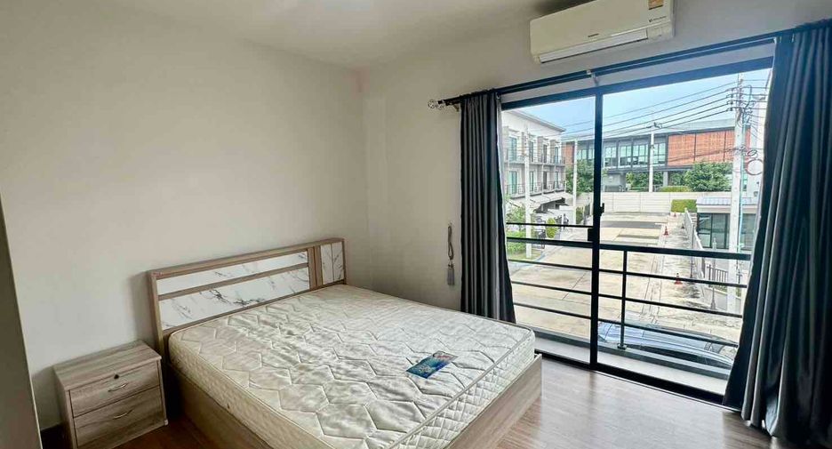 For rent 3 bedrooms townhouse in Prawet, Bangkok