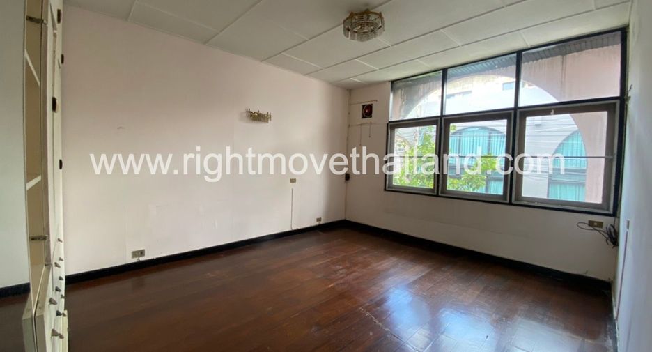 For rent 3 bedrooms townhouse in Watthana, Bangkok
