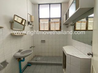 Casa adosada en alquiler de 3 habitaciones en Watthana, Bangkok