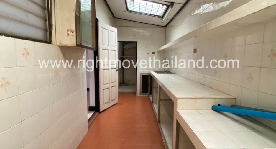 For rent 3 bedrooms townhouse in Watthana, Bangkok