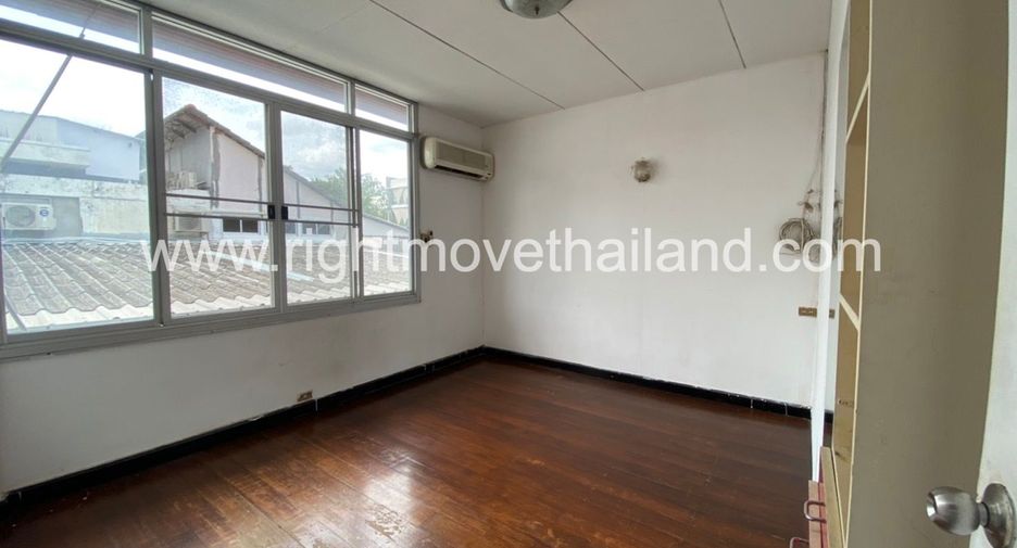 For rent 3 bedrooms townhouse in Watthana, Bangkok