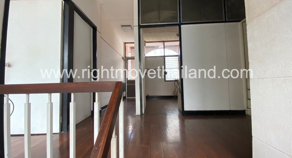 For rent 3 bedrooms townhouse in Watthana, Bangkok