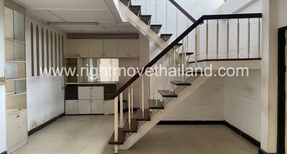 For rent 3 bedrooms townhouse in Watthana, Bangkok