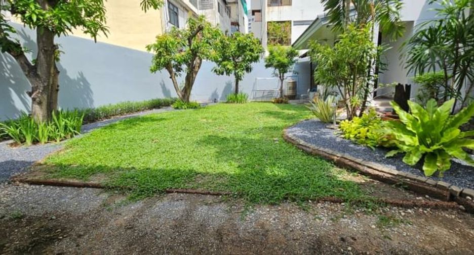 For rent 3 bedrooms house in Khlong Toei, Bangkok