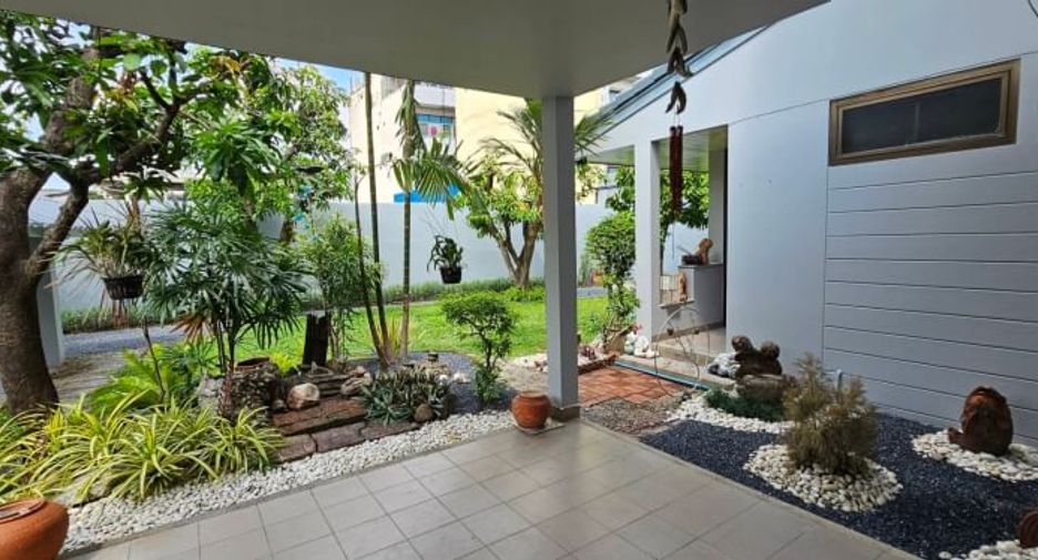 For rent 3 bedrooms house in Khlong Toei, Bangkok