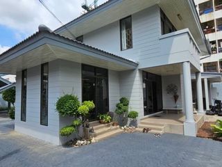 For rent 3 bedrooms house in Khlong Toei, Bangkok