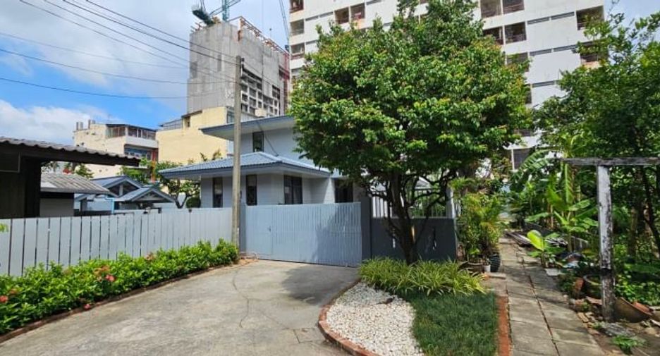 For rent 3 bedrooms house in Khlong Toei, Bangkok