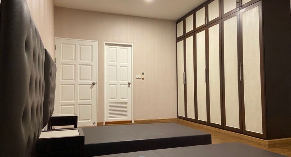 For rent 3 bedrooms condo in Watthana, Bangkok