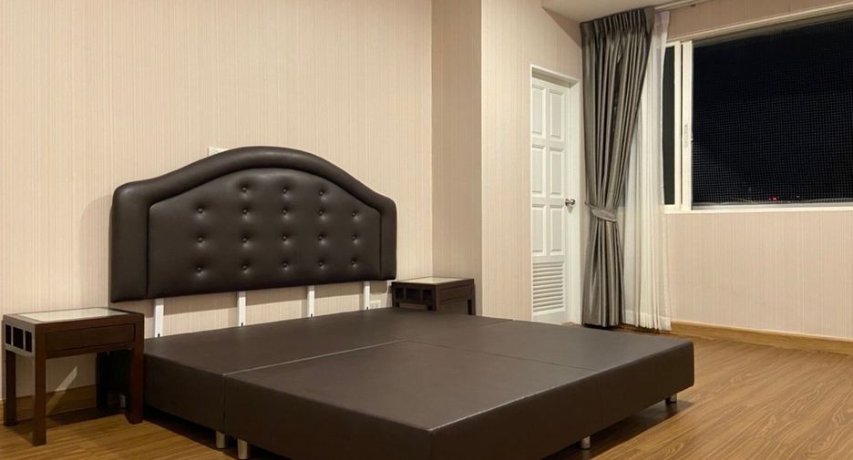 For rent 3 bedrooms condo in Watthana, Bangkok