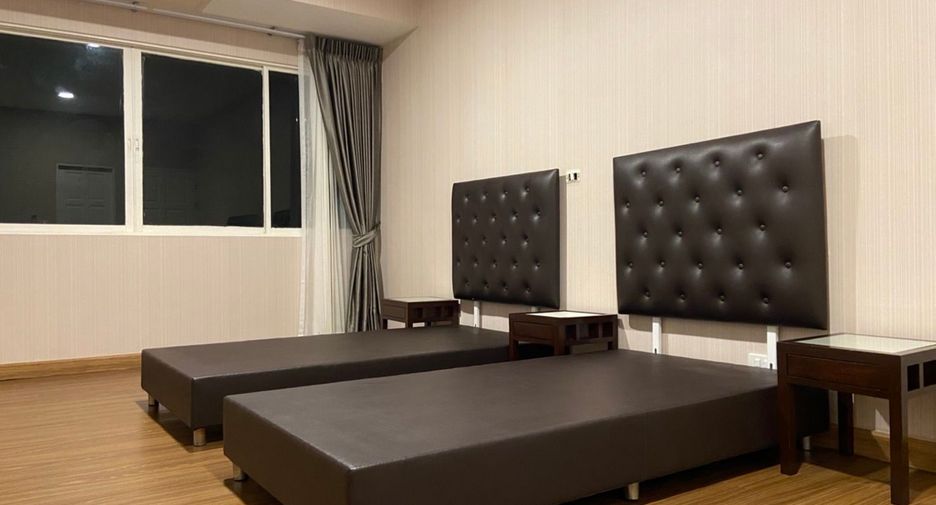 For rent 3 bedrooms condo in Watthana, Bangkok