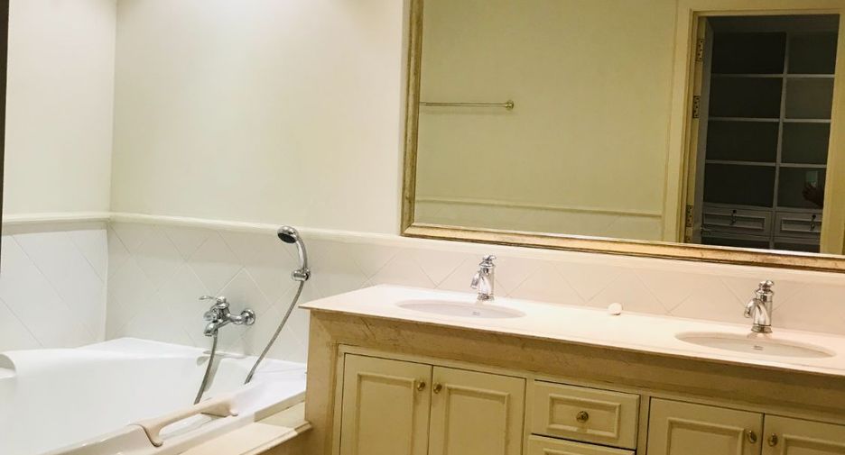 For rent 3 bedrooms apartment in Sathon, Bangkok