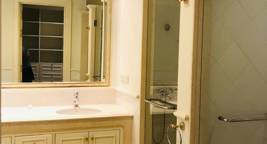 For rent 3 bedrooms apartment in Sathon, Bangkok
