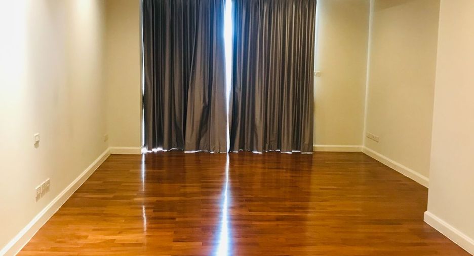 For rent 3 bedrooms apartment in Sathon, Bangkok