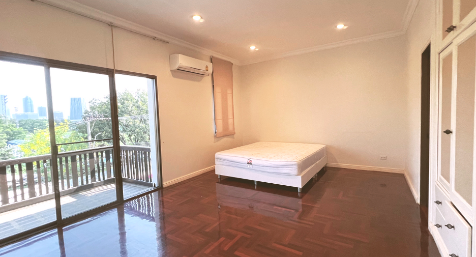 For rent 4 Beds townhouse in Pak Kret, Nonthaburi