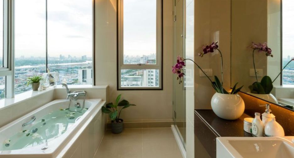 For rent 3 bedrooms condo in Khlong Toei, Bangkok