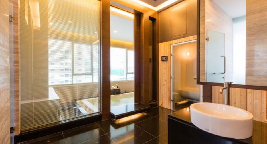 For rent 3 bedrooms condo in Khlong Toei, Bangkok