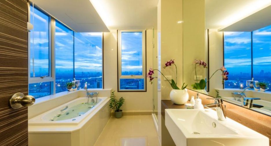 For rent 3 bedrooms condo in Khlong Toei, Bangkok