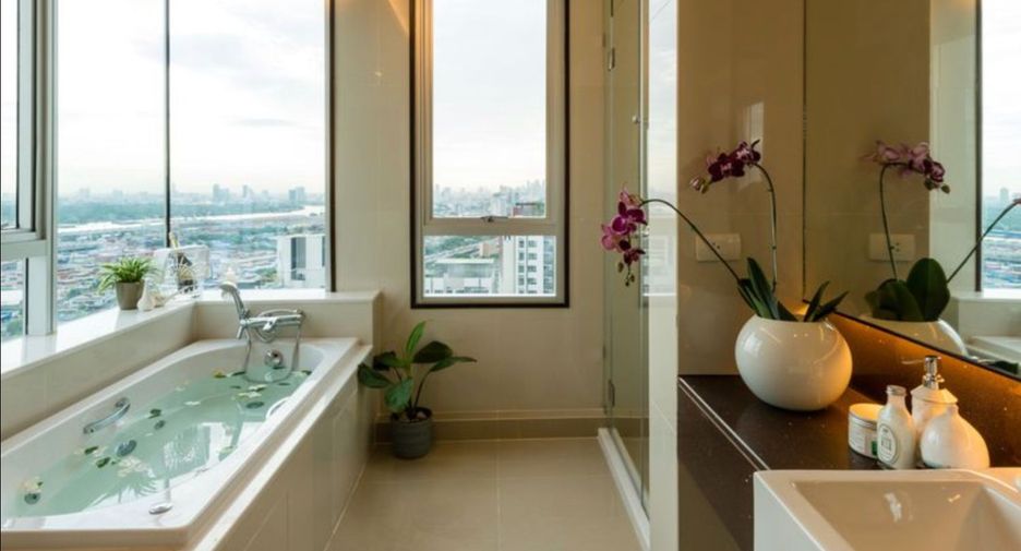 For rent 3 bedrooms condo in Khlong Toei, Bangkok