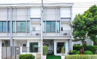 À vendre 4 chambres maison de ville à Lam Luk Ka, Pathum Thani