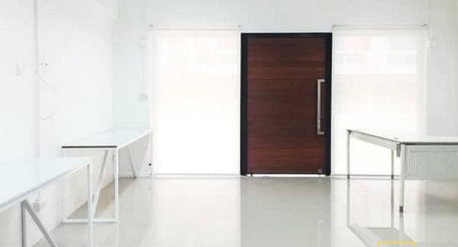 For rent 4 bed retail Space in Watthana, Bangkok