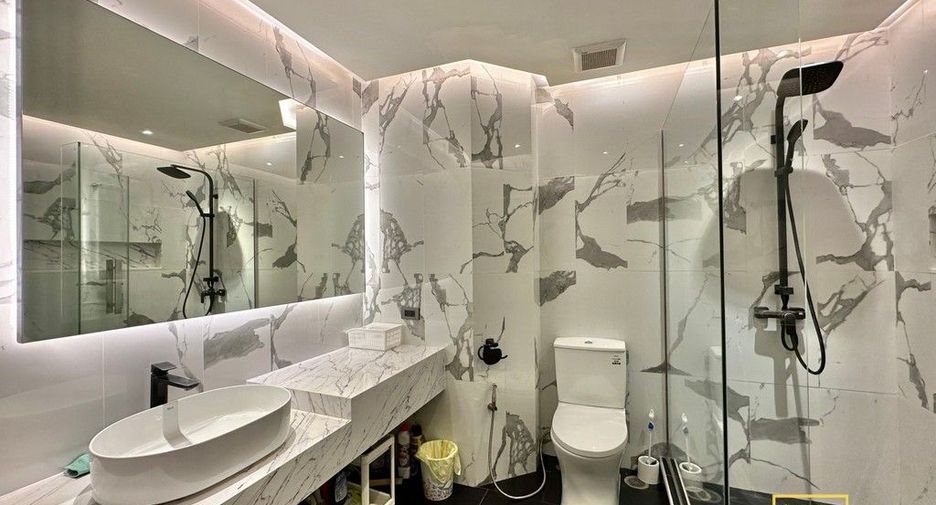 For rent 2 bedrooms condo in Bang Rak, Bangkok